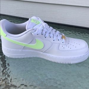 Nike air force 1 (barely volt)